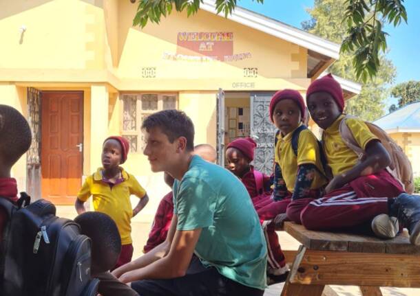 Il viaggio del prof in Africa: tre valigie piene di libri donate a due scuole in Tanzania