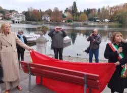 Inaugurazione panchina rossa sesto calende 