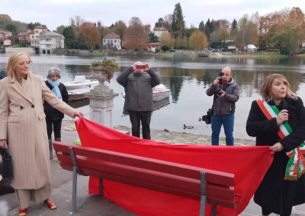 Inaugurazione panchina rossa sesto calende 