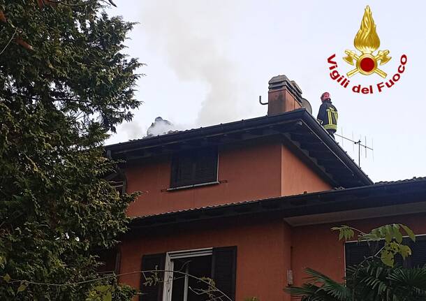 Incendio al tetto di una casa, Vigili del Fuoco al lavoro a Laveno