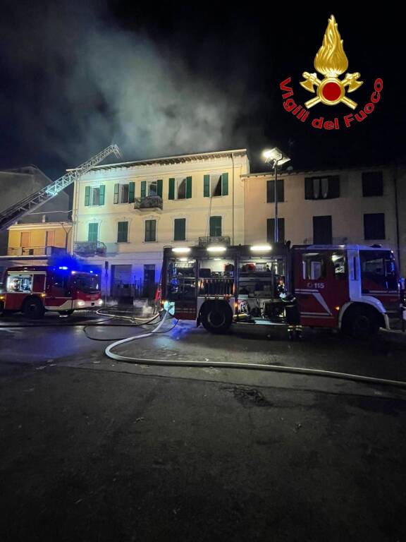 incendio tradate vigili del fuoco