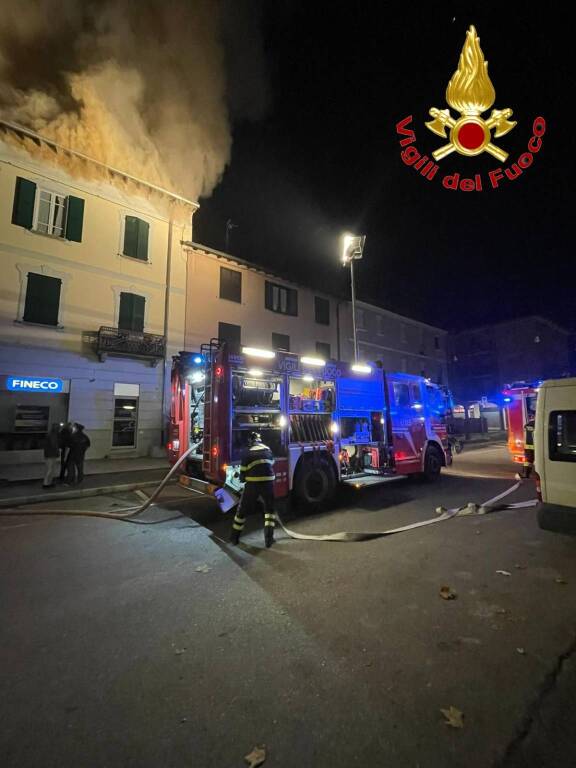 incendio tradate vigili del fuoco