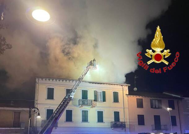 L’incendio che ha danneggiato un palazzo a Tradate