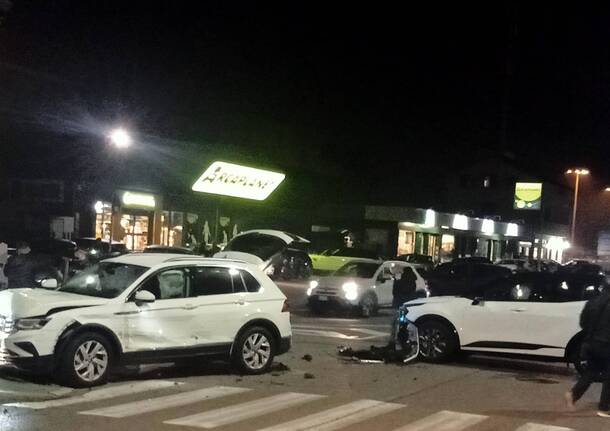 Incidente all'incrocio tra via Novara e via Firenze