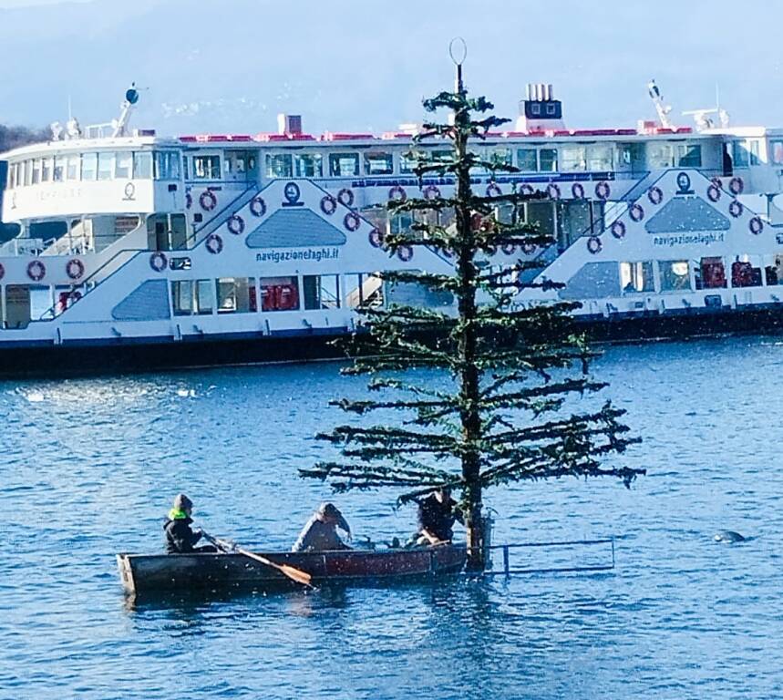 La posa del Presepe Sommerso a Laveno Mombello 