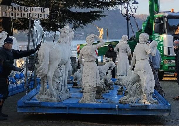 La posa del Presepe Sommerso di Laveno Mombello