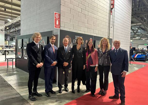 La terza edizione del progetto fotografico "Donne e motori? Gioie e basta" a Milano AutoClassica