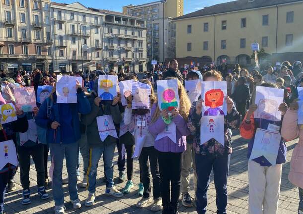 Le scuole dell'Istituto Comprensivo Campo dei Fiori marciano per i diritti