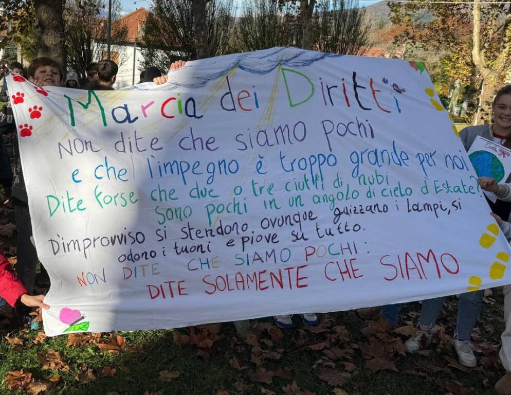 Le scuole dell'Istituto Comprensivo Campo dei Fiori marciano per i diritti