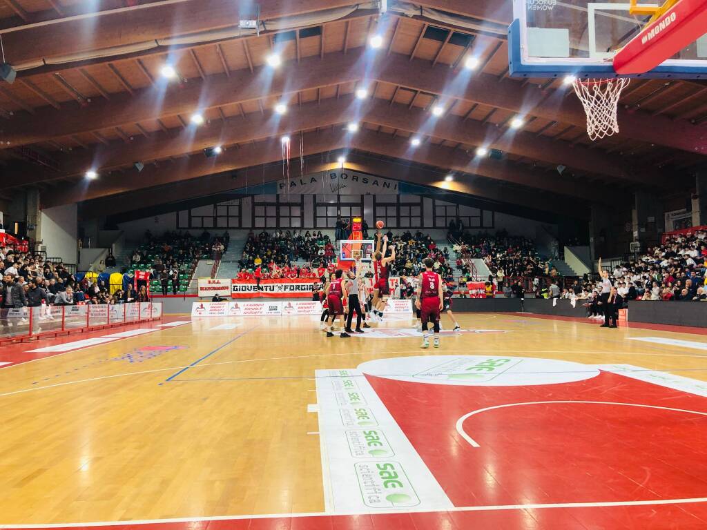 Legnano Basket sfida Omegna al Pala Borsani di Castellanza