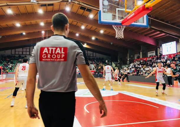 Al Pala Borsani la sfida tra Legnano Basket e Omegna