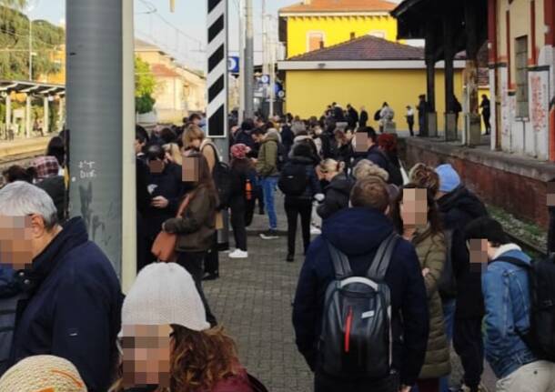 Mattinata da incubo per i pendolari sulla linea ferroviaria Varese - Treviglio