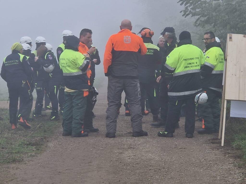 Maxi esercitazione di Protezione Civile, a Parabiago volontari all'opera per il taglio boschivo