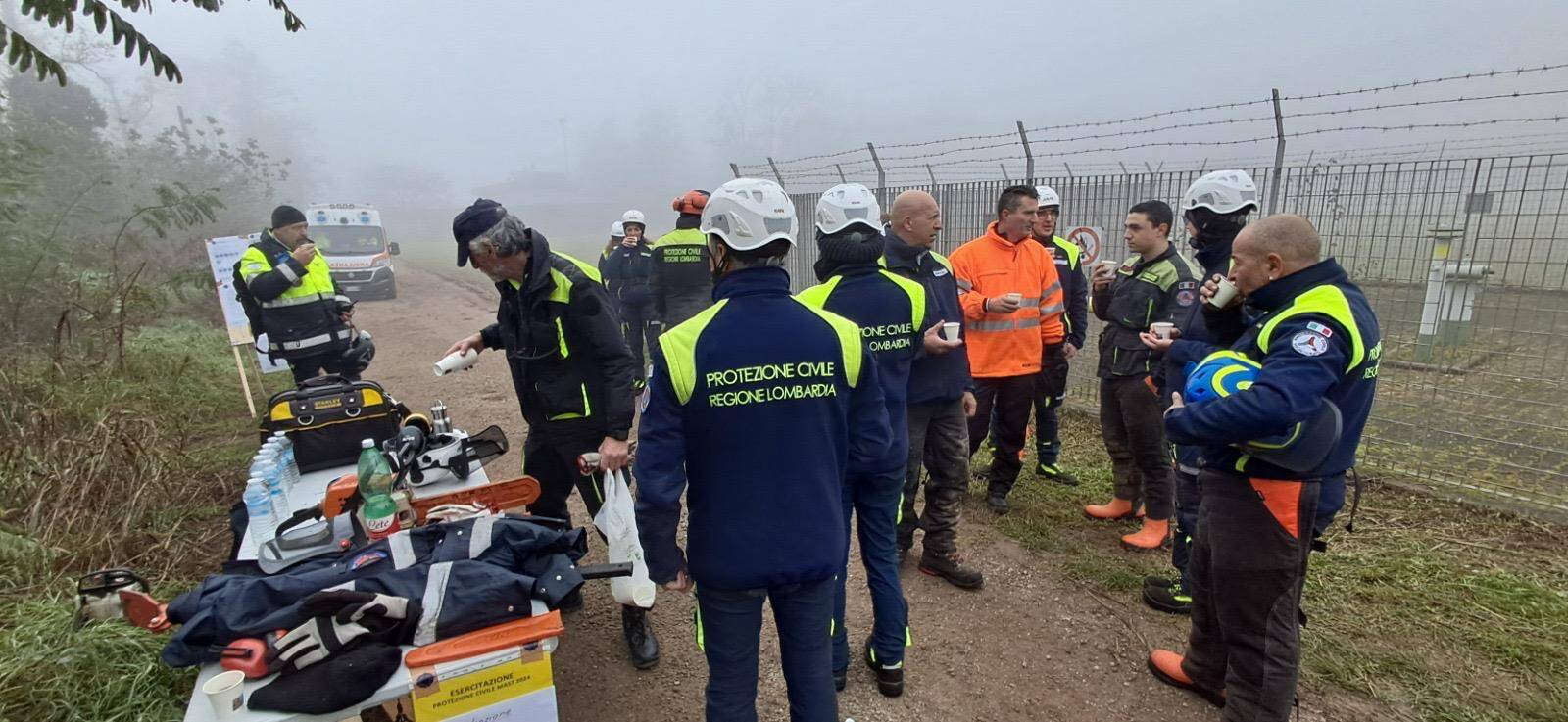 Maxi esercitazione di Protezione Civile, a Parabiago volontari all'opera per il taglio boschivo