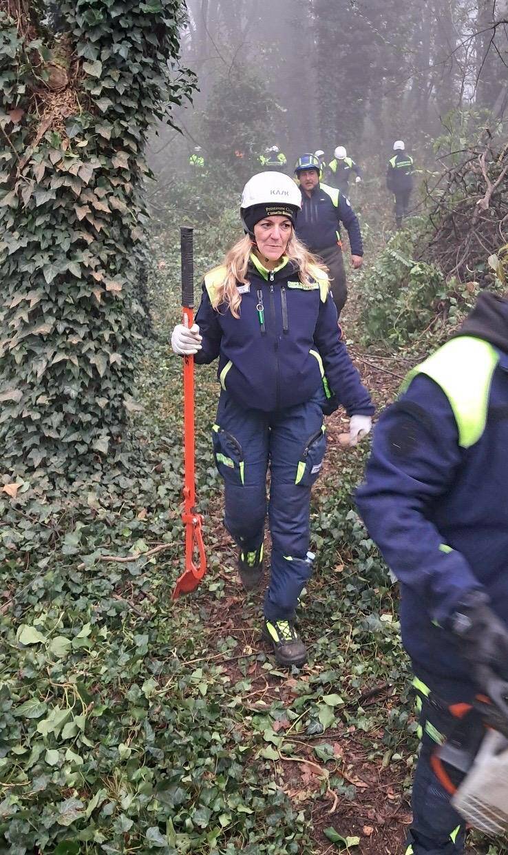 Maxi esercitazione di Protezione Civile, a Parabiago volontari all'opera per il taglio boschivo