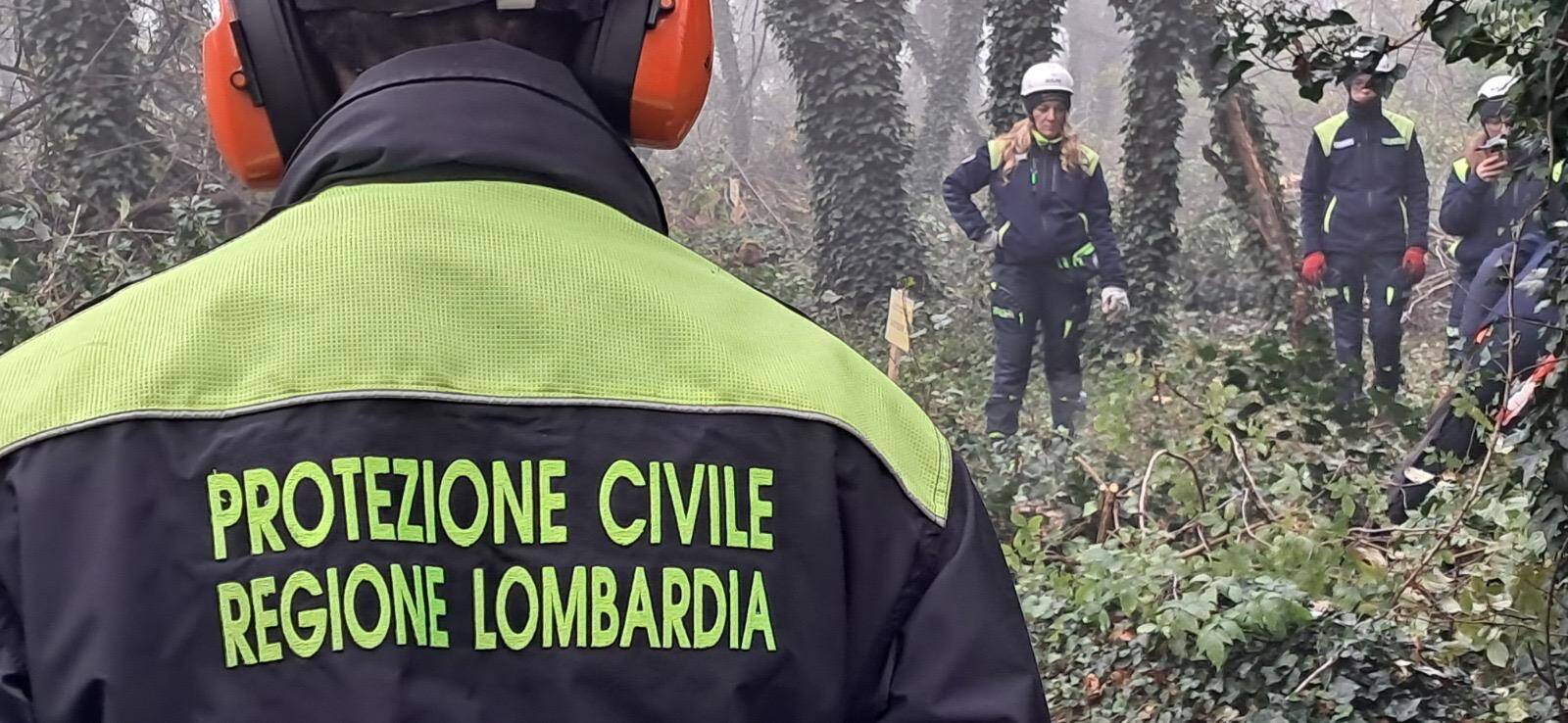 Maxi esercitazione di Protezione Civile, a Parabiago volontari all'opera per il taglio boschivo