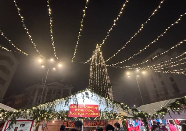 La magia del Natale di Varese accende piazza Monte Grappa