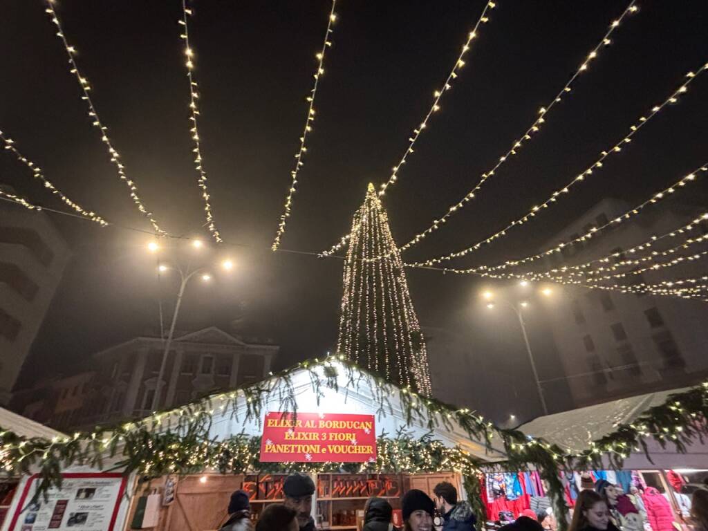 Natale è arrivato in piazza Monte Grappa a Varese