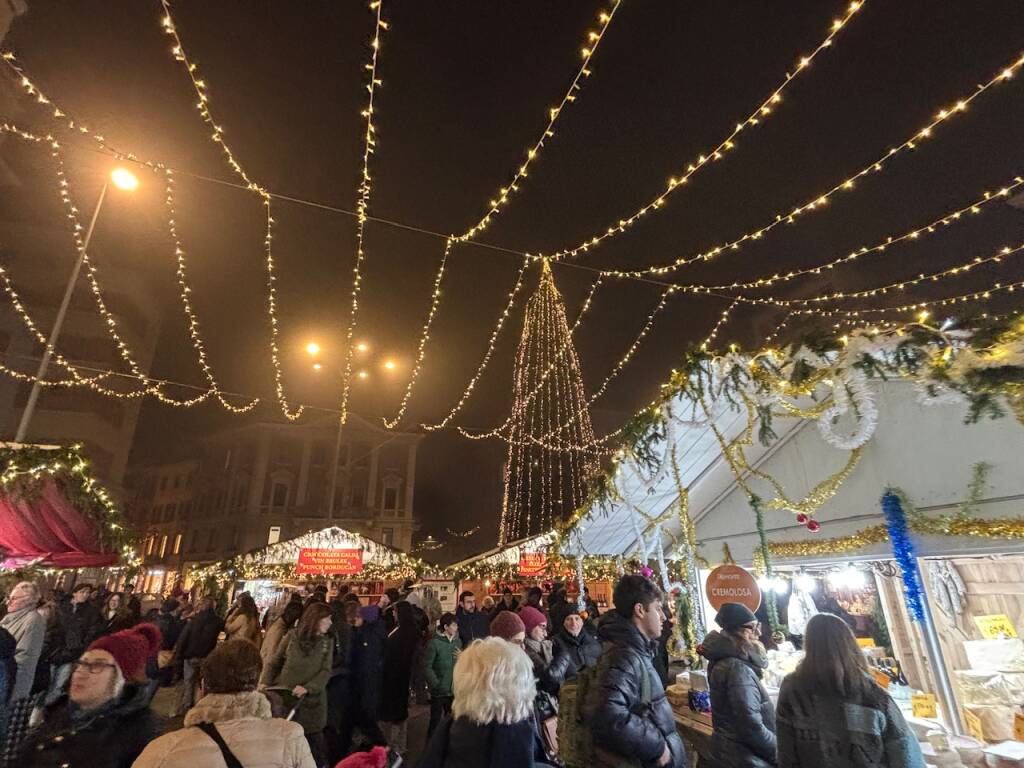 Natale è arrivato in piazza Monte Grappa a Varese