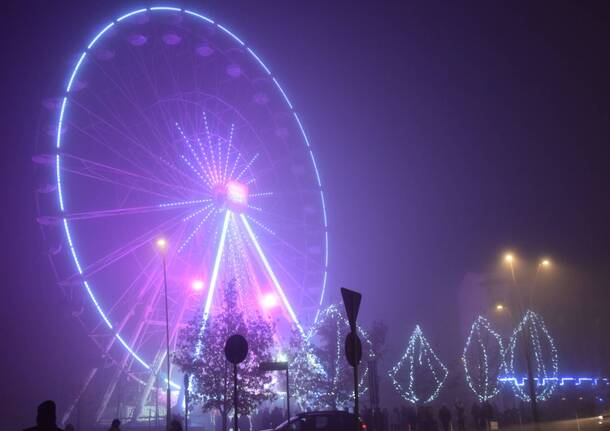 Inaugurata la ruota panoramica natalizia a Legnano