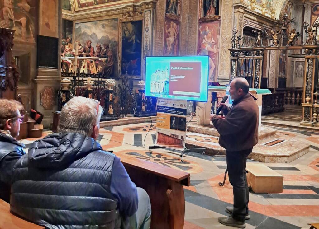 Saronno - Il restauro della cassapanca del Santuario