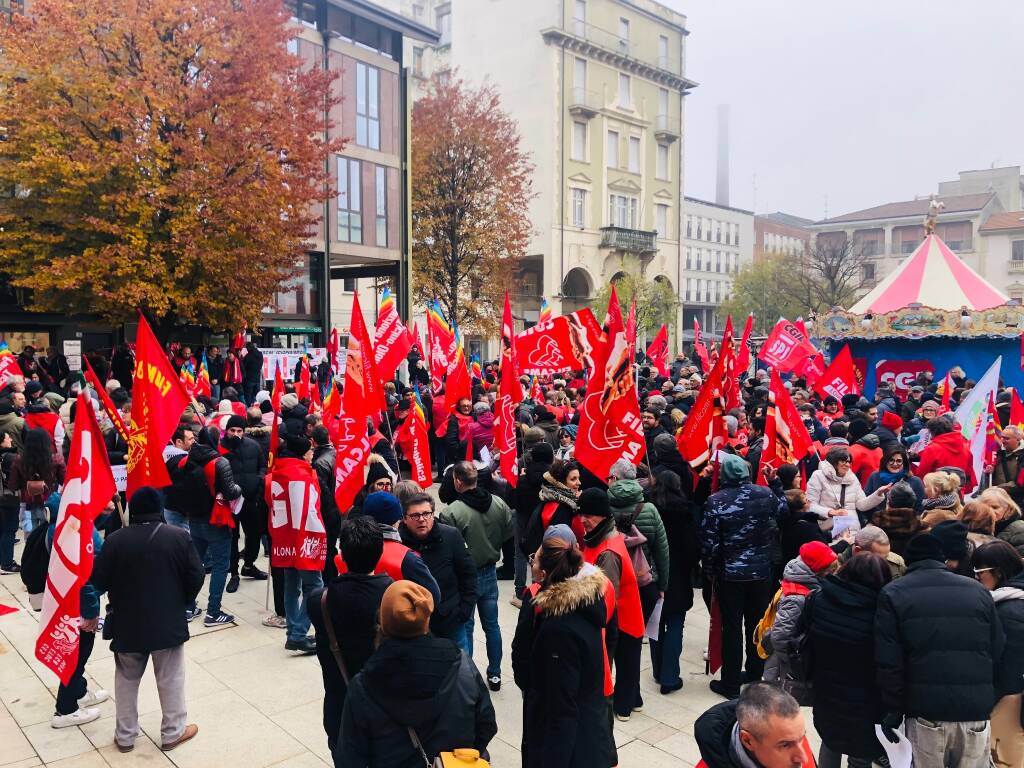 Sciopero generale in piazza San Magno a Legnano