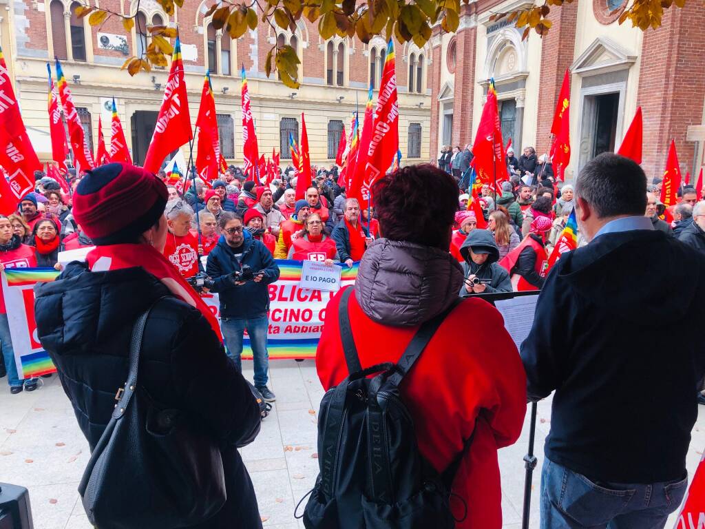 Sciopero generale in piazza San Magno a Legnano