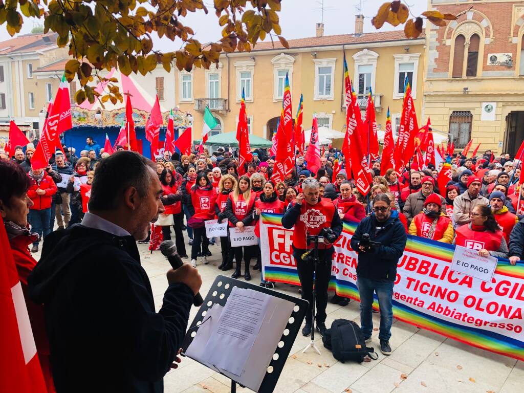 Sciopero generale in piazza San Magno a Legnano