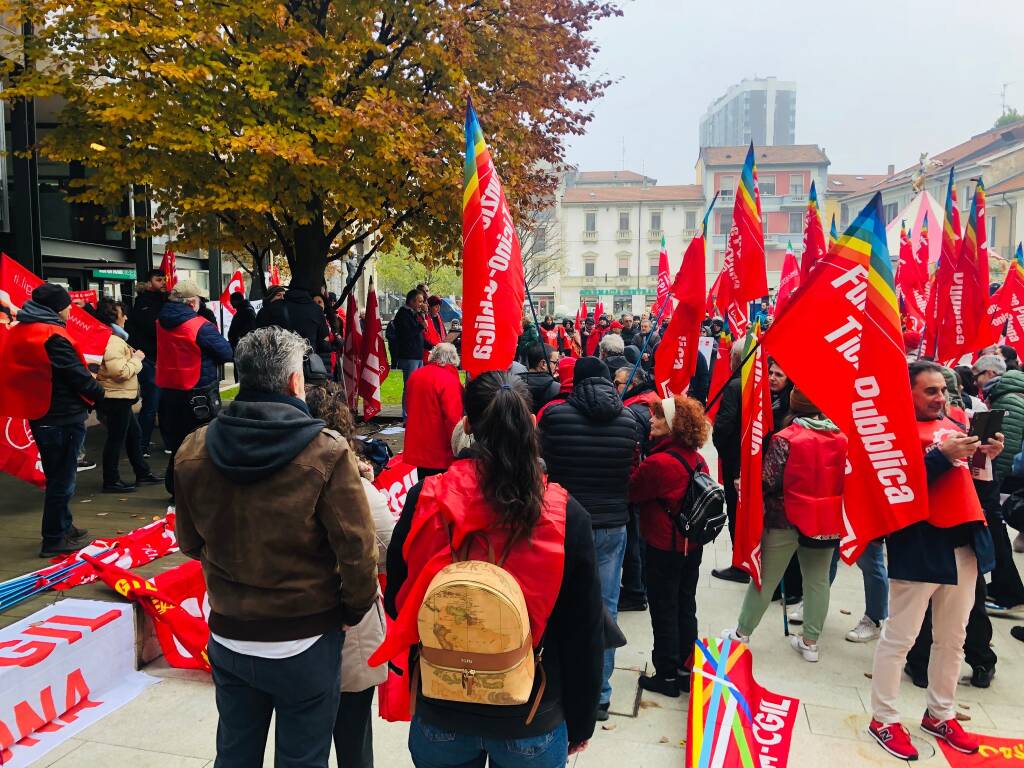 Sciopero generale in piazza San Magno a Legnano