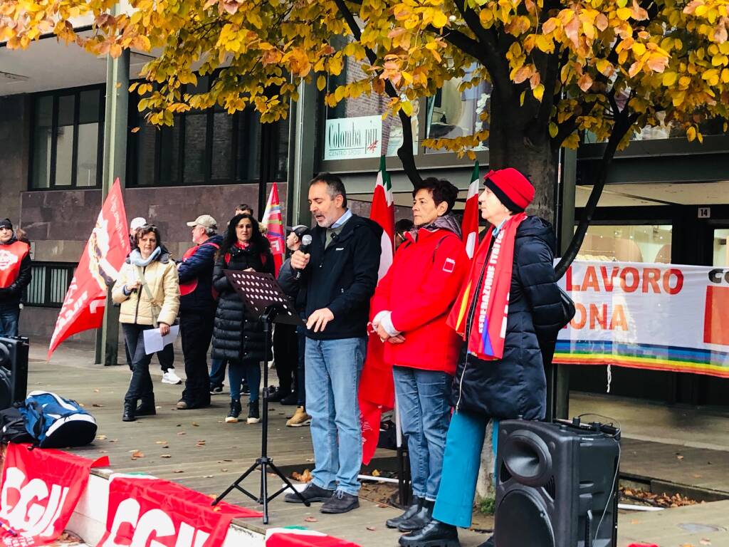 Sciopero generale in piazza San Magno a Legnano