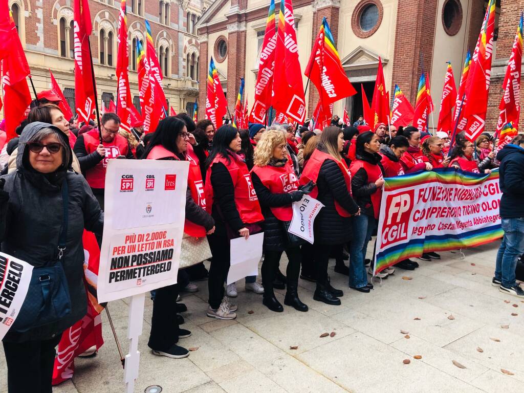 Sciopero generale in piazza San Magno a Legnano