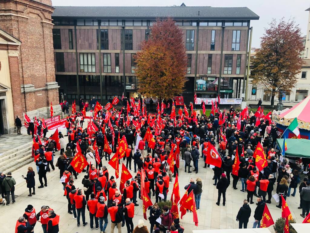 Sciopero generale in piazza San Magno a Legnano