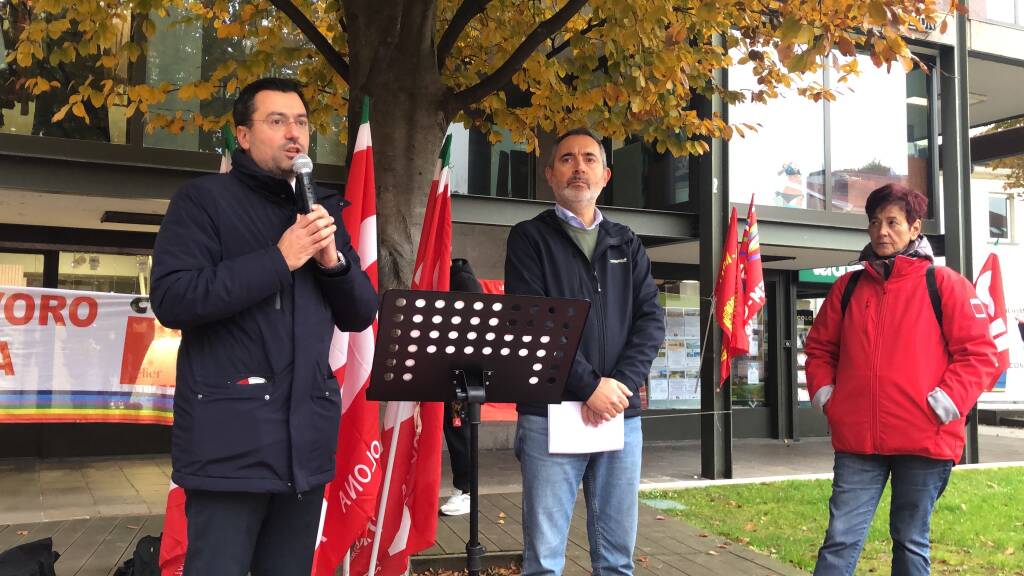 Sciopero generale in piazza San Magno a Legnano