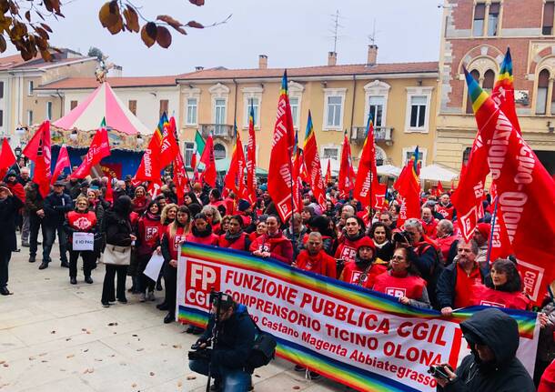 Sciopero generale in piazza San Magno a Legnano