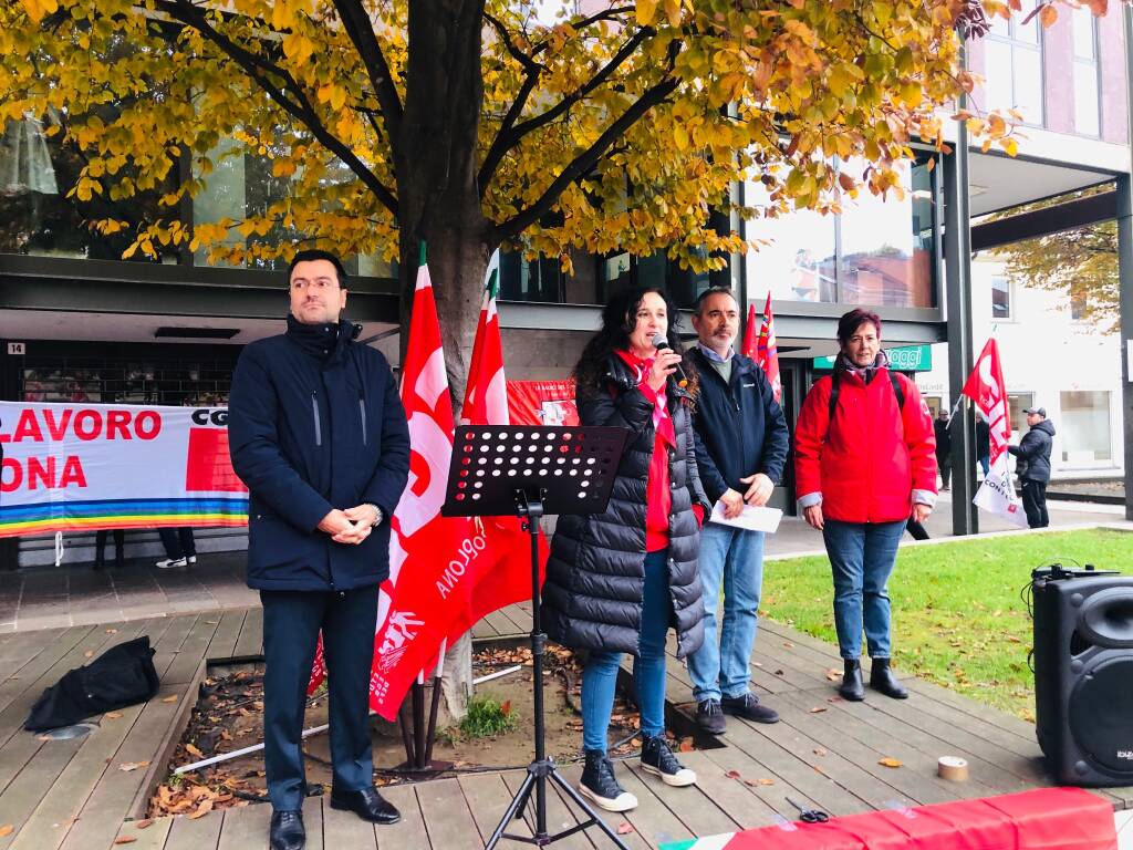 Sciopero generale in piazza San Magno a Legnano