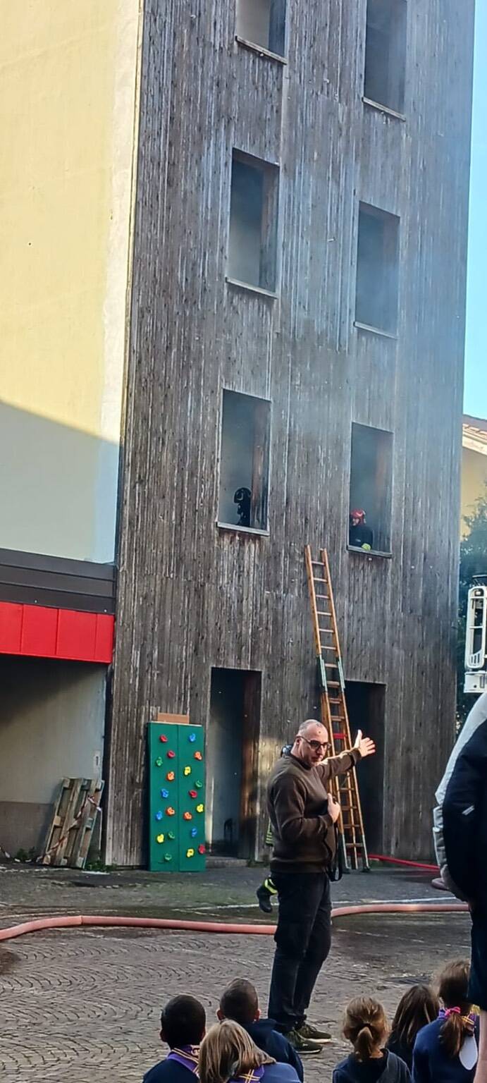 Scout 33 di Busto Arsizio in visita nel distaccamento Vigili del Fuoco Legnano