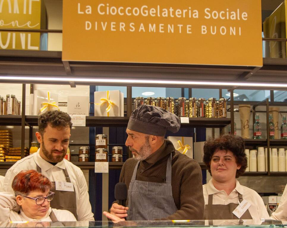 Tradate - L'inaugurazione della Cioccogelateria sociale