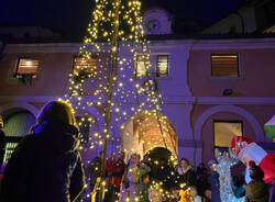 A Casciago si accende la magia del Natale tra canti e mercatino