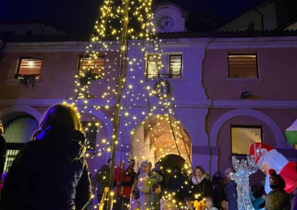 A Casciago si accende la magia del Natale tra canti e mercatino