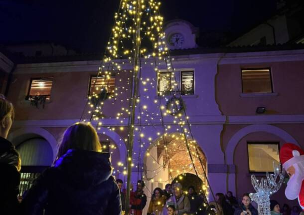 A Casciago si accende la magia del Natale tra canti e mercatino