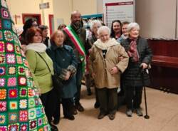 Albero di Natale realizzato all'uncinetto per il municipio di San Giorgio su Legnano