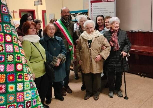 Albero di Natale realizzato all'uncinetto per il municipio di San Giorgio su Legnano