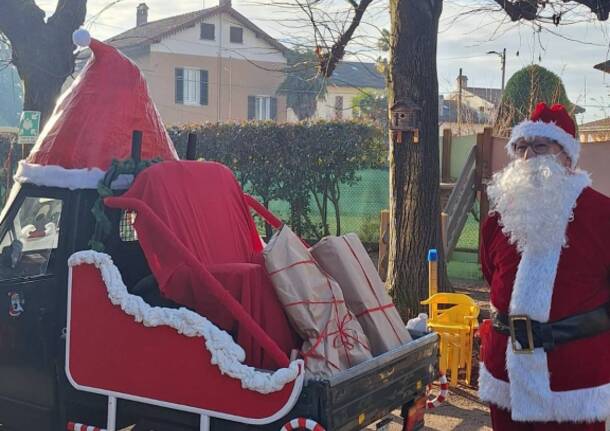 Babbo Natale arriva in “Apeslitta” alla scuola materna di Lissago