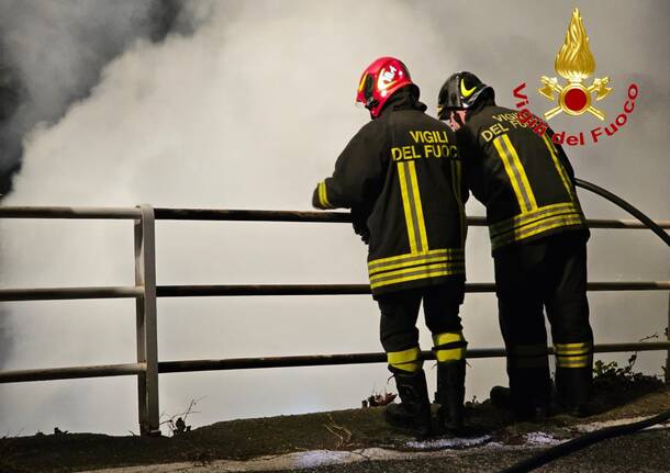 Capanno in fiamme a Maccagno