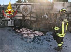 Camion si ribalta a Cislago, gasolio sulla strada