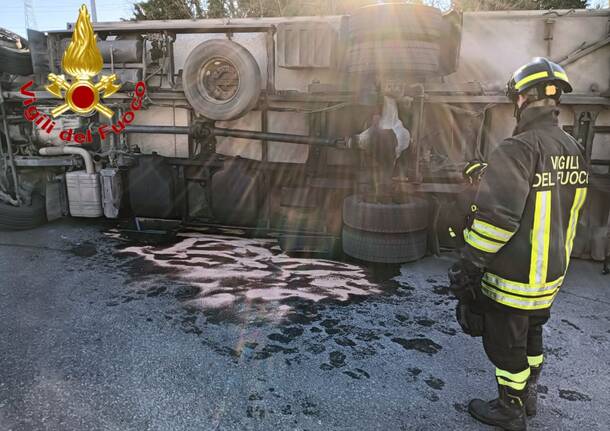 Camion si ribalta a Cislago, gasolio sulla strada