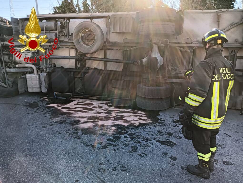 Camion si ribalta a Cislago, gasolio sulla strada