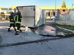 Camion si ribalta a Cislago, gasolio sulla strada