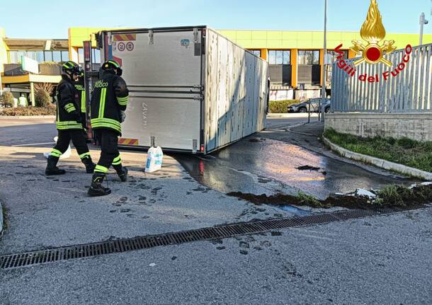 Camion si ribalta a Cislago, gasolio sulla strada