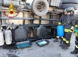 Camion si ribalta a Cislago, gasolio sulla strada